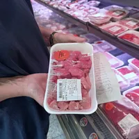 Cum a vrut un client să cumpere carne mai ieftin din supermarket? Agenții de pază au anunțat Poliția - Foto: Profimedia Images (rol ilustrativ)