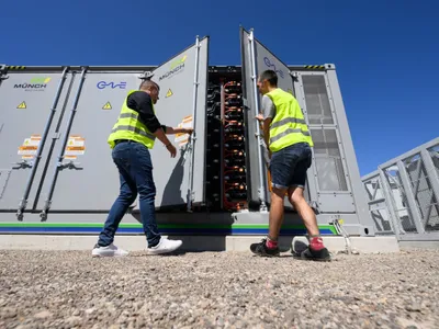Saxonia-Anhalt, Leuna: Angajații Münch Energie inaugurează o unitate de stocare în baterii - Foto: Profimedia Images