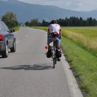 Atenție, șoferi! Nouă regulă, pentru depășirea bicicliștilor și a trotinetiștilor. / Foto: cyclurban.eu