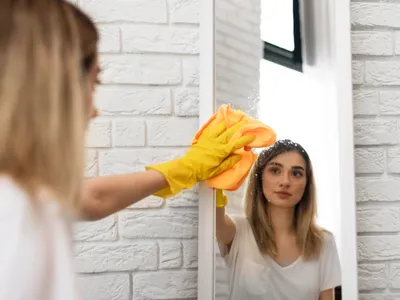 Soluția naturală pentru a curăța oglinda fără a lăsa urme. Ai nevoie de 2 ingrediente din bucătărie - Foto: Freepik (Imagine cu rol ilustrativ)