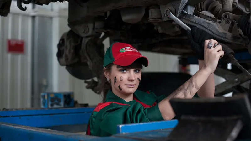 Fată mecanic auto Foto: pexels.com (imagine cu rol ilustrativ)