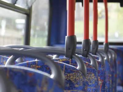 Un șofer de autobuz a devenit „erou” după ce a prins un hoț care atacase o pasageră. Apoi, a fost concediat