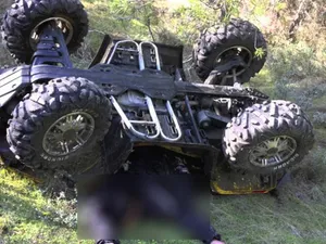 Un bunic de 74 de ani s-a dat cu ATV-ul și s-a răsturnat în șanț. Nu are niciun fel de permis - Foto: presasm.ro