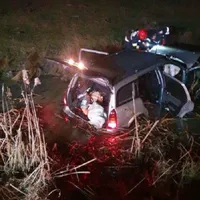 O mașină în care erau cinci persoane a zburat direct într-un canal Foto: ISU Arad
