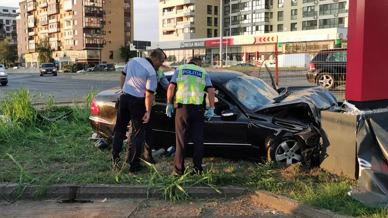 Accident mortal în Constanța: Un Mercedes a sărit din giratoriu și s-a înfipt într-un stâlp. / Foto: SAJ Constanța