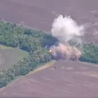 VIDEO Un HIMARS al Ucrainei face țăndări sistemul URAGAN de rachete al lui Putin de 5.000.000$ - Foto: X / @WarVehicle