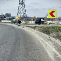 A rămas cu mașina de lux suspendată pe autostrada A1. Foto IPJ Argeș