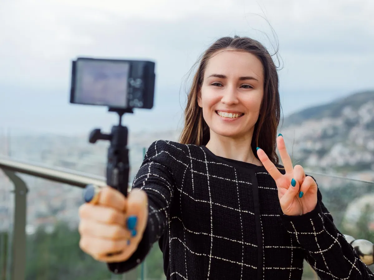 Influencerii, în vizorul ANPC. Reclamă marcată necorespunzător, conţinut creat cu inteligenţa artificială