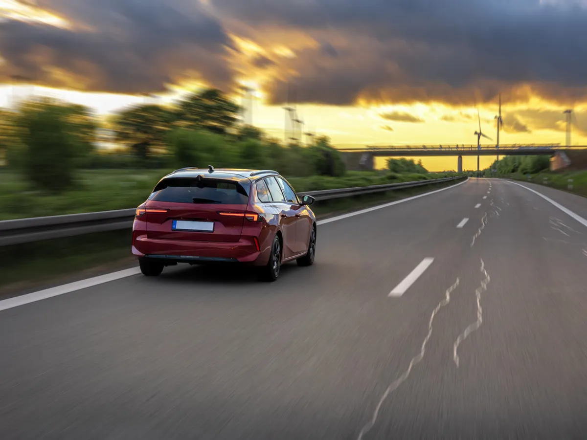 Un șofer merge pe banda 2 a autostrăzii deși banda 1 e liberă - Foto: magnific.com (Imagine cu rol ilustrativ)