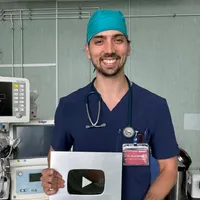 Un medic rezident întors din Irlanda își publică fluturașul de salariu din România. Cât câștigă - Foto: Facebook/ Paul Oragă