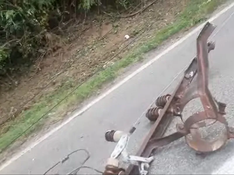 Un tren a „cosit” mai mulți stâlpi la Călimănești. / Foto: captura video