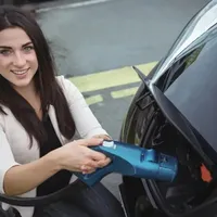 Mașină electrică, la încărcat - Foto: Profimedia Images (Imagine cu rol ilustrativ)