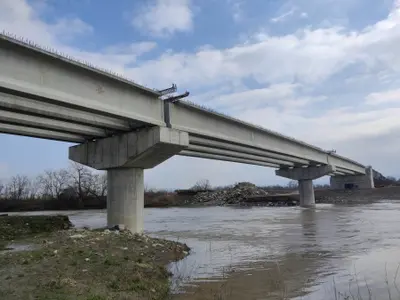 Finalizarea unui pod peste Mureș, întârziată cu 3 ani: Primarul comunei dă vina pe condițiile meteo - Foto: Albapres.ro