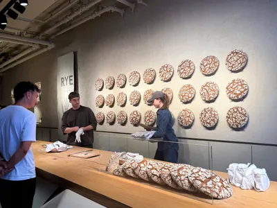 O pâine artizanală de 1,5 kilograme, cu aluat natural cu maia, fără adaos de drojdie de panificație, și coaptă într-un cuptor special, costă și 60 de dolari la New York - Foto: Profimedia Images