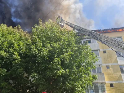 Acoperișul unui bloc ce patru etaje a luat foc în Piatra Neamț. Pompierii caută oamenii blocați - Foto: ISU Neamt