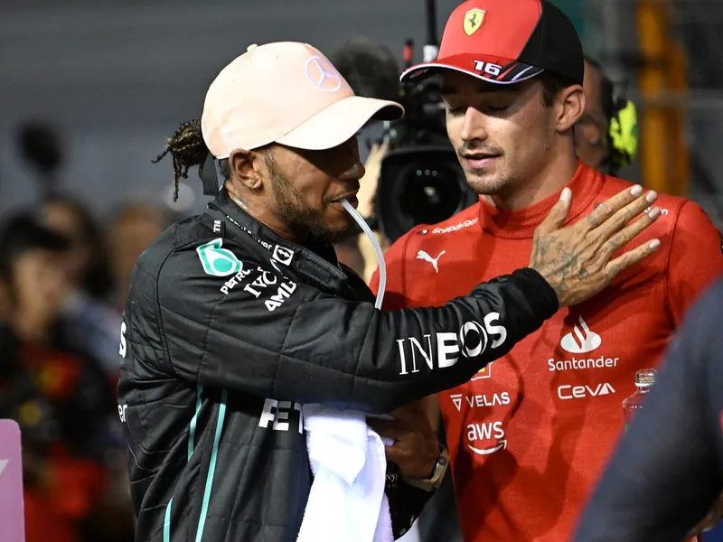 Lewis Hamilton îl felicită pe Charles Leclerc după sesiunea de calificări premergătoare Marelui Premiu de Formula 1 din Singapore - Foto: Profimedia Images