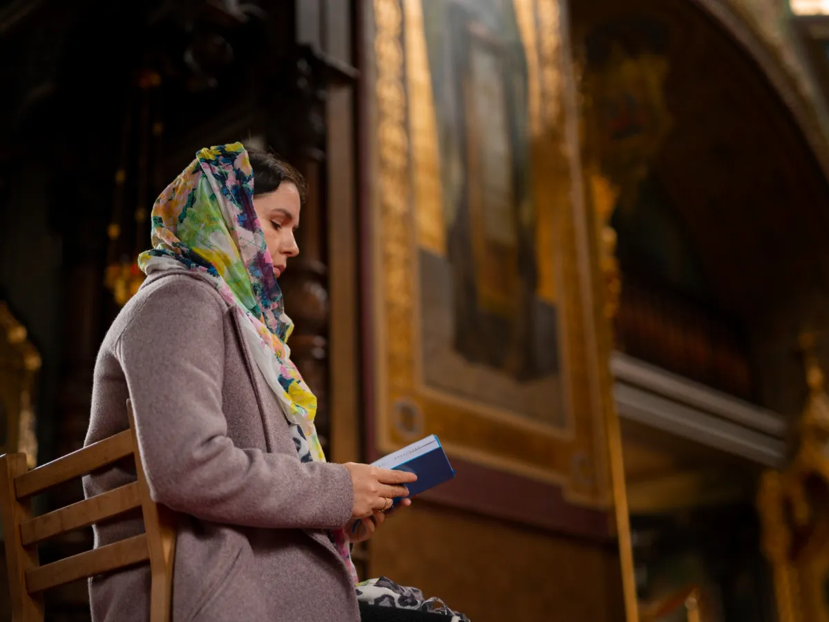 Femeie care se roagă - Foto: Freepik (Imagine cu rol ilustrativ)