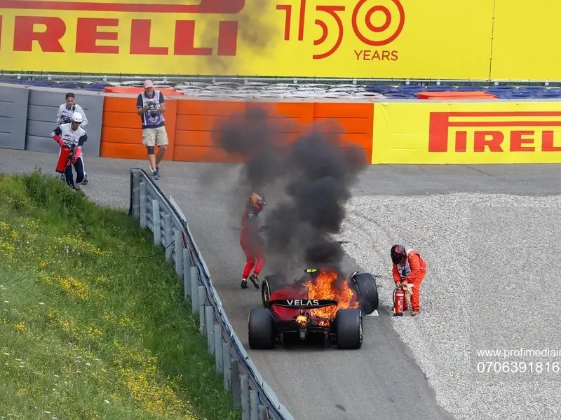 Carlos Sainz (Ferrari) a fost nevoit să abandoneze în urma unei explozii a motorului - Foto: Profimedia Images