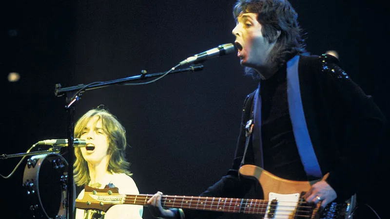 Paul McCartney, una dintre vedete, pe scenă, în 1979, cu The Wings - Foto: Wikimedia/Jim Summaria/CC BY-SA 3.0