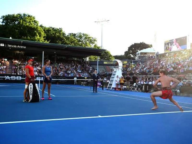 Bianca Andreescu (Canada) și Julia Goerges (Germania) asistă la un dans tradițional înainte de finala de la Auckland, Noua Zeelandă, în 2019. Foto: Guliver/Getty Images