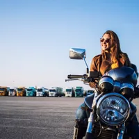 Ar trebui ca orice șofer de autoturism să aibă voie să conducă o motocicletă? Ce spun experții ? - Foto: Freepik