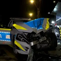 Un BMW de poliție, făcut praf de un vitezoman de 19 ani. „Un polițist rănit avea capul spart” - Foto: captură video