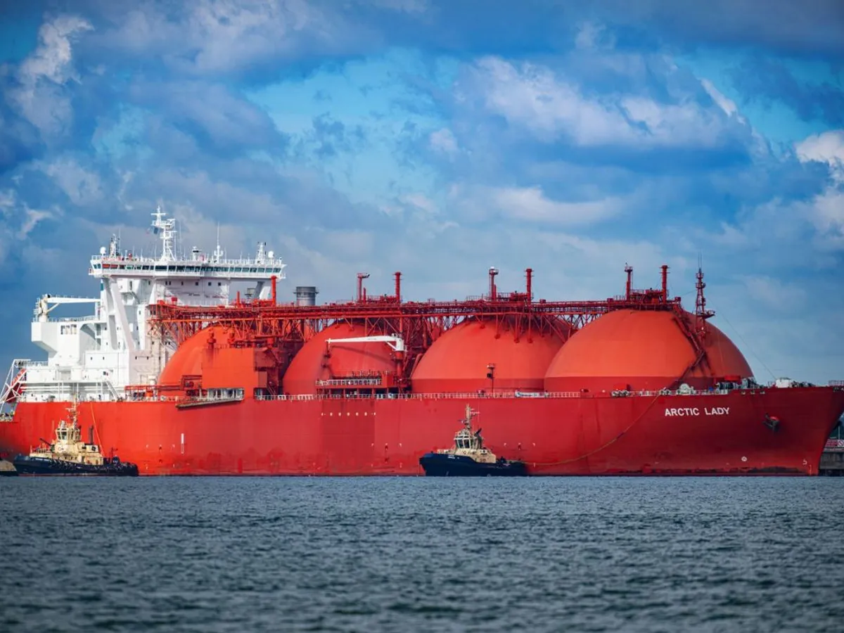 Tancul LNG Arctic Princess ajunge în Port of Grain, trecând prin Docurile Sheerness - Foto: Profimedia Images