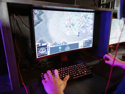 Adolescenții dependenți de "ecrane" stau "la aer" mai pușin ca deținuții Foto: pexels.com