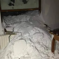 Cabana Capra din Munţii Făgăraş și mai multe mașini, avariate de o avalanșă puternică. / Foto: Facebook / Avalanse in Carpati