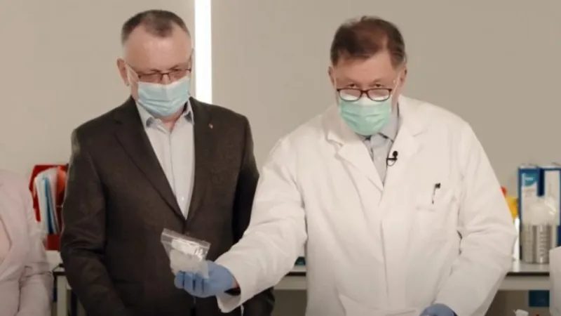 Testele de salivă ale vrajbei. Părinți & sindicate: Nu respectă reguli sanitare. Guvern: Sunt sigure/FOTO: MEN & MS