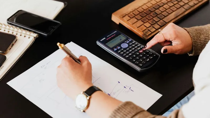 Femeie făcând calcule fiscale - Foto: Pexels/Kaboompics