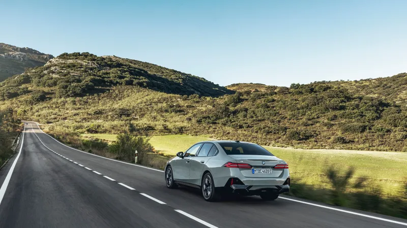 Stopurile plate, împărţite de o bandă cromată, interpretează expresiv caracterul distinctiv în formă de L - Foto: BMW