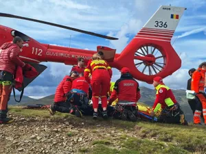 Accident înfiorător în Argeș după ce o mașină a căzut în prăpastie. Un singur supraviețuitor scos - Foto: Salvamont