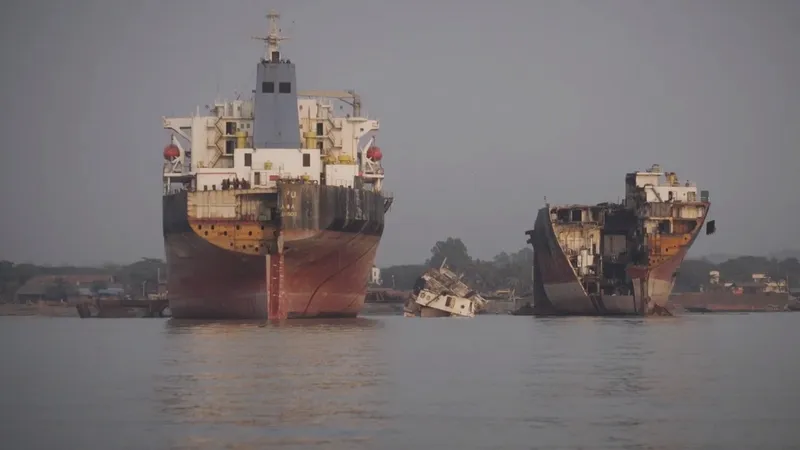 Bangladeshul, „cimitir” de vapoare: Deșeuri toxice pe plaje și în ocean, muncitori exploatați - Foto: captură video