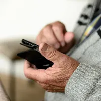 Bătrânii, cei mai vulnerabili în fața înșelăciunilor COVID-19/FOTO: hotnews.ro