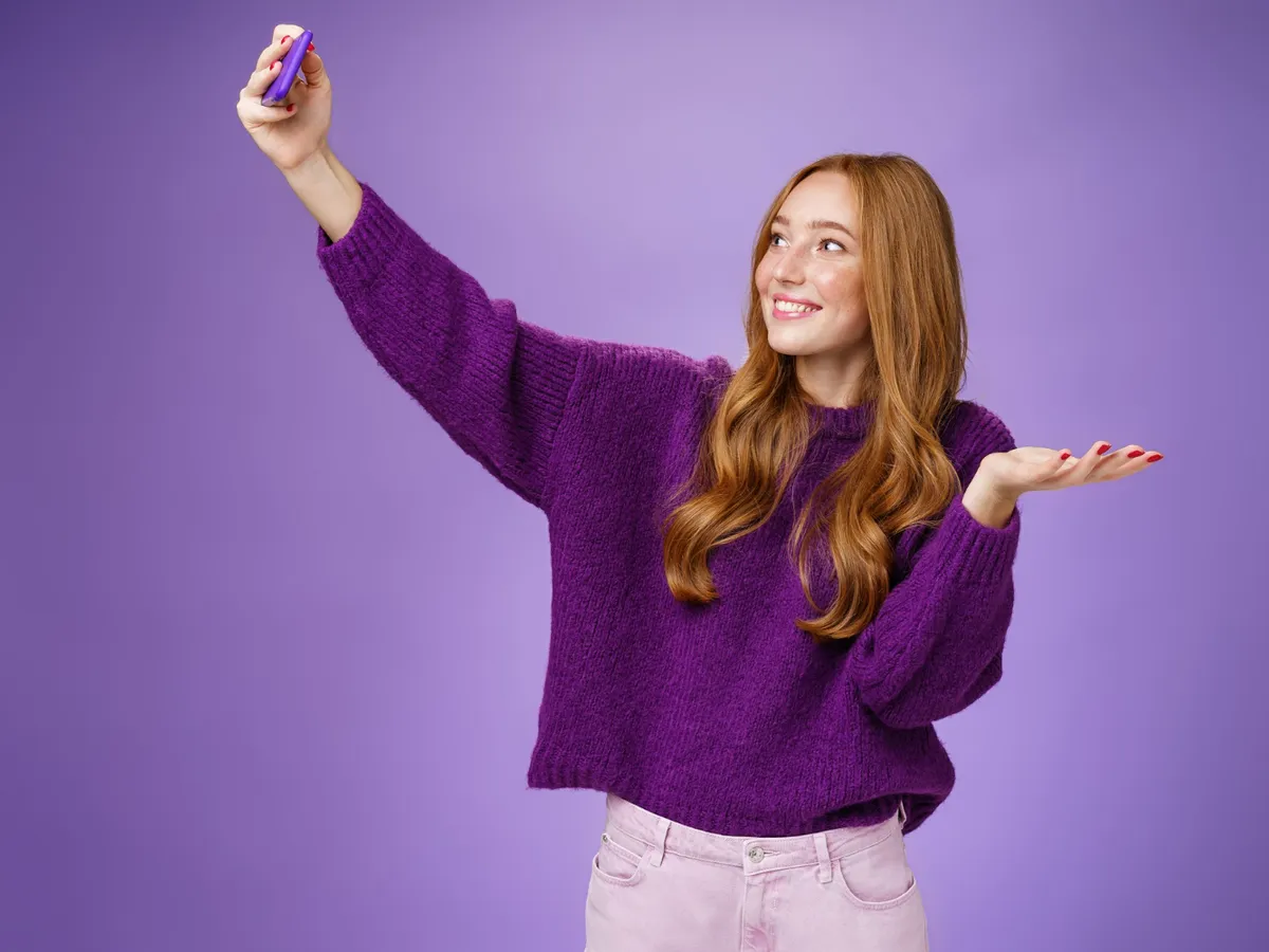 Persoană care își face un selfie - Foto: Freepik (Imagine cu rol ilustrativ)