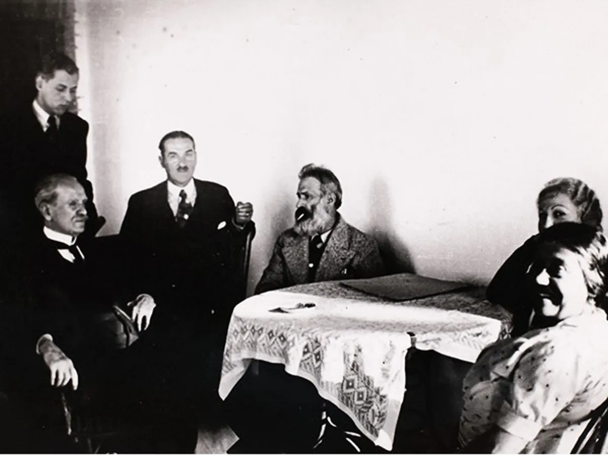 Lot format din trei fotografii înfățișându-l pe Constantin Brâncuși în vizită la familia Gerota, la Săftica, provine din colecția criticului de artă Barbu Brezianu
