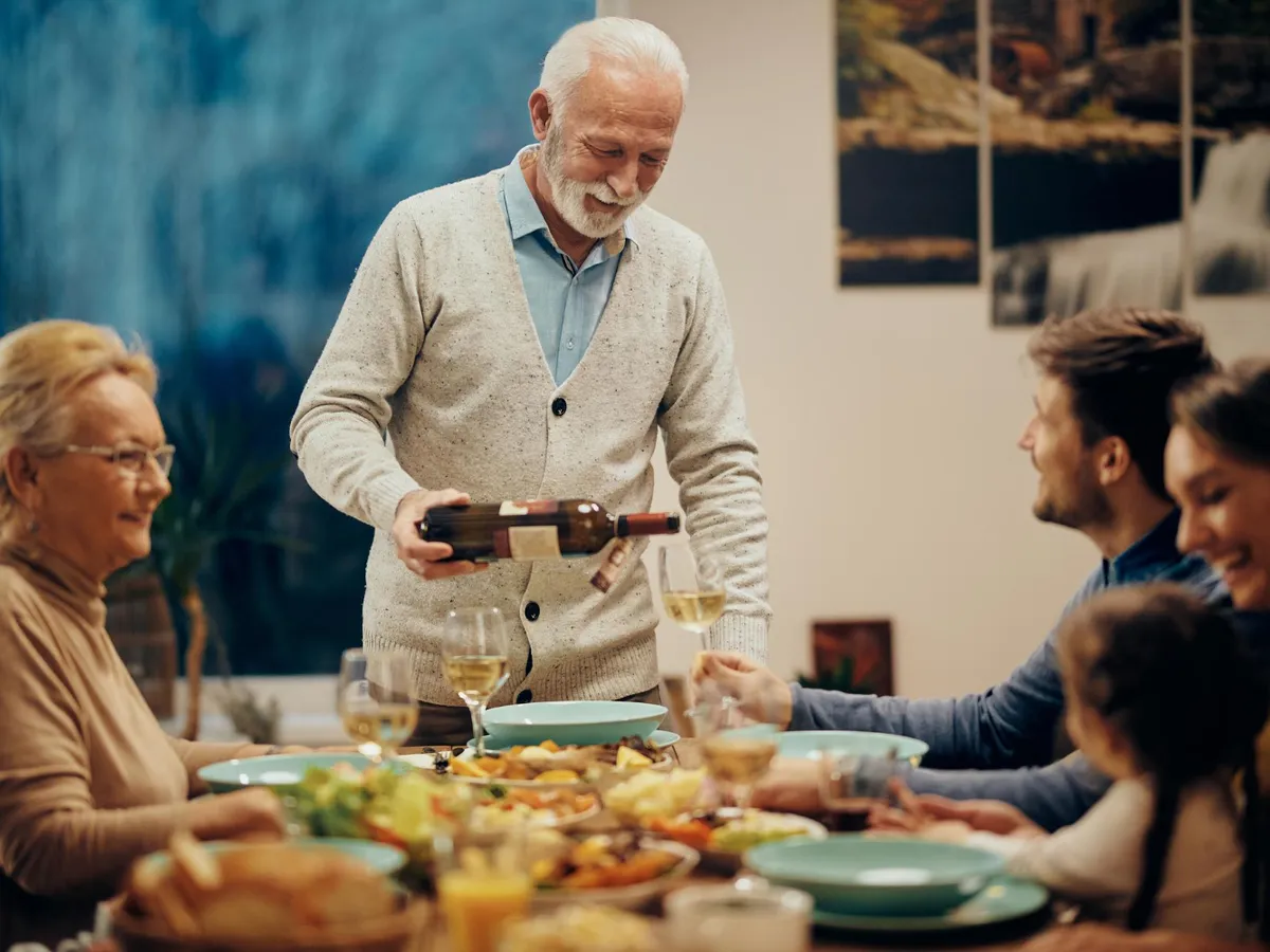 Părinți la cină - Foto: Freepik