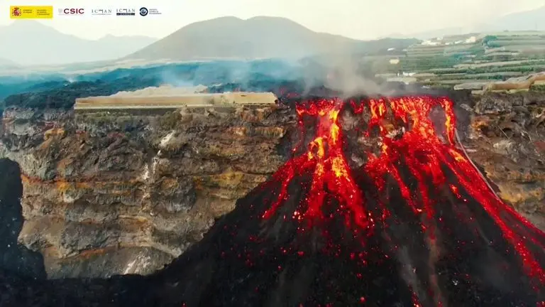 Conul vulcanului din La Palma s-a prăbușit, râul de lavă s-a lărgit și înaintează spre ocean/FOTO: skynews