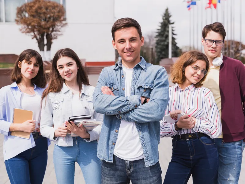 Când se dau bursele elevilor în luna mai? De ce banii intră mai târziu pe carduri? Foto: Freepik (fotografie cu caracter ilustrativ)