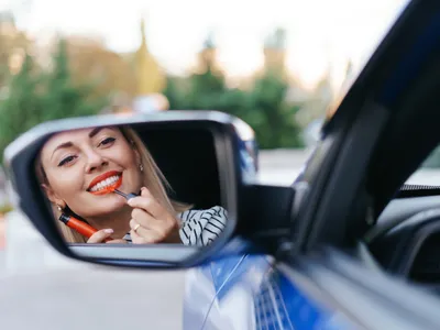 Oglinzile retrovizoare exterioare ale mașinii au și funcții ascunse - Foto: Freepik (imagine cu rol ilustrativ)