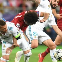 Momentul în care Ramos l-a scos din joc pe Salah. Foto: sport.ro