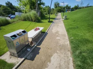 Parcul în care s-au băgat 14 milioane lei și stă închis. Primăria nu a făcut căile de acces - Foto: Ziarul de Iaşi