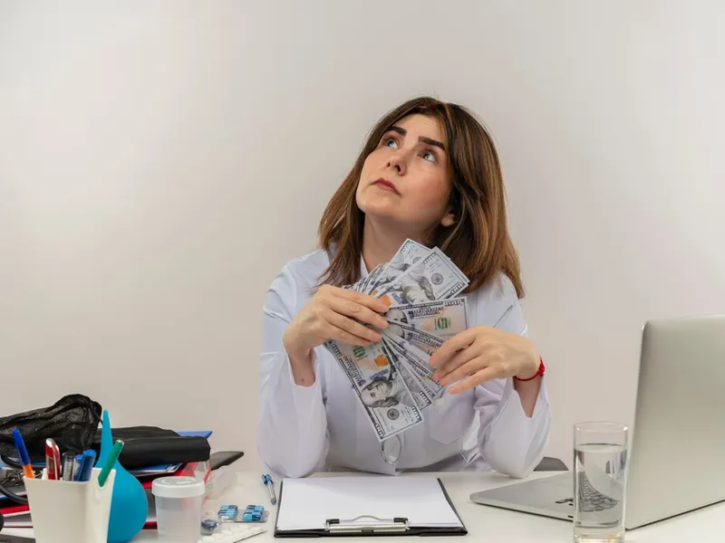 Salariul românilor din Germania afectat de decizia guvernului federal. Câți bani mai primesc? - Foto: Freepik (rol ilustrativ)