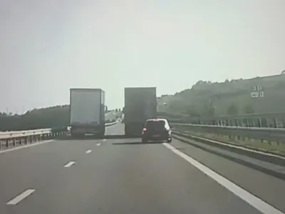 Autoturism depășind pe banda de urgență - Foto: captură
