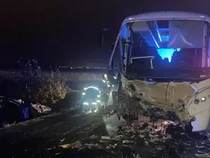 Accident violent între un autobuz şi un autoturism. Impactul a fost devastator. - Foto: ISU Hunedoara