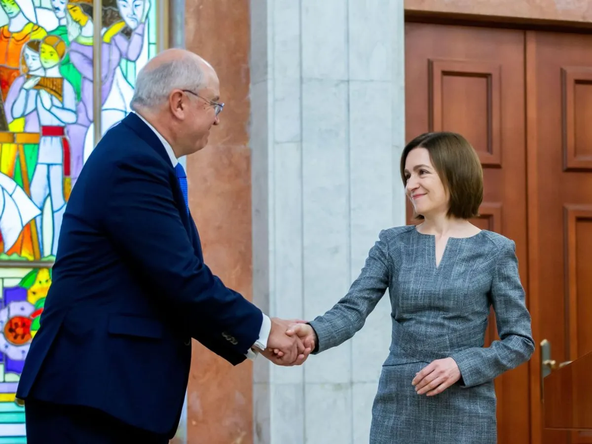 Preşedintele R. Moldova, Maia Sandu, îi strânge mâna noului premier, Alexandru Munteanu - Foto: Profimedia Images
