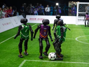 Primul turneu de fotbal între roboți umanoizi cu AI. Și-au dat la gioale ca fotbaliștii - Foto: Profimedia Images