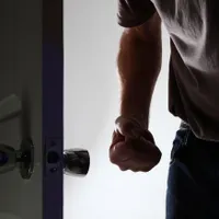 Un tânăr de 25 de ani a încălcat ordinul de restricție și și-a „vizitat” bunica. A bătut-o cu o bâtă. / Foto: Profimedia