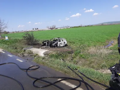 O mașină electrică a luat foc pe străzile din Iași. Când au venit pompierii era făcută scrum Foto: ISU Iași
